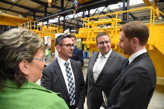 Kretschmer besucht erneut Oelsnitzer Firma - Michael Kretschmer mit OB Mario Horn und CDU-Kreischef Sören Voigt (von rechts) 2019 bei Bang.
