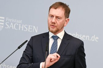 Kretschmer: Entlastungsprämie wälzt Lasten auf Länder ab - Michael Kretschmer sieht vor allem kleinere Unternehmen nicht in der Lage, die von der Bundesregierung auf den Weg gebrachte Entlastungsprämie auszuzahlen. (Archivbild)
