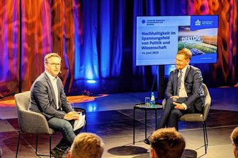 Neben den von Chefredakteur Torsten Kleditzsch (l.) stellte sich Michael Kretschmer auch Publikumsfragen.