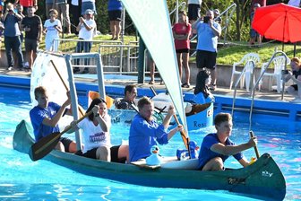 Kretschmer geht freiwillig baden: Wahlkampf in der Wanne - Der Ministerpräsident beim Badewannen-Rennen im Freibad Sachsenburg: Michael Kretschmer und Susan Leithoff saßen im Boot des KSV Flöha mit Jakob Wagner (vorn) und Raik Große.