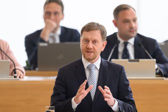 Kretschmer kritisiert Bund - Debatte um Reformen in Sachsen - Sachsens Ministerpräsident Michael Kretschmer (CDU) hat die zunehmende Belastung der Kommunen durch Programme des Bundes kritisiert.