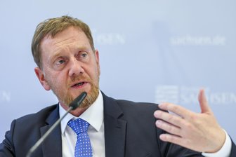Kretschmer nach Messer-Attacke in Straßenbahn: „Ein Amerikaner, der Dresden ebenso sehr liebt, wie wir Sachsen“ - Ministerpräsident Michael Kretschmer (CDU) zollte der Zivilcourage von John Rudat Respekt.