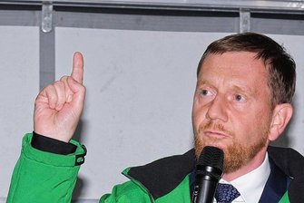 Kretschmer redet in Grimma gegen Buhrufe an - Ministerpräsident Kretschmer in Grimma. 