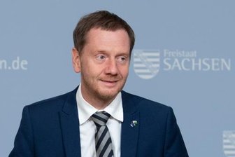 Kretschmer spürt Akzeptanz für härtere Corona-Maßnahmen - Michael Kretschmer (CDU), Ministerpräsident von Sachsen, kommt in der Sächsischen Staatskanzlei im Anschluss an die Bund-Länder-Schalte zu einer Pressekonferenz.