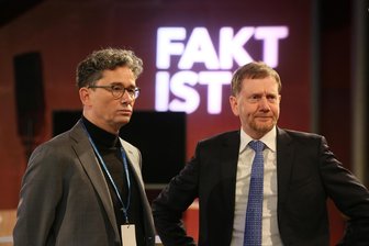 Kretschmer und die VW-Krise: Welche Kritik sich der Ministerpräsident in Zwickau anhören musste - Michael Kretschmer (re.) und Moderator Andreas F. Rook bei „Fakt ist!“ live aus Zwickau.