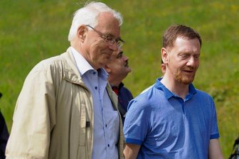 Kretschmer verspricht beim Wandern im Erzgebirge mehr Geld für Sachsens Straßenbau - Zeit zum Reden: Die nutzten auf der Wanderung auch Ministerpräsident Michael Kretschmer und der frühere CDU-Bundestagsabgeordnete Günter Baumann aus Jöhstadt.