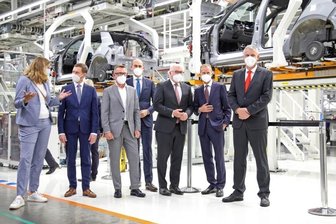 Kretschmer vor VW-Besuch beleidigt - Geldstrafe - Michael Kretschmer (2. v. l.) hatte im Juni 2021 Bundespräsident Steinmeier (3. v. r.) auf dessen Besuch bei VW in Mosel begleitet.