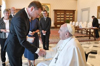 Kretschmer, Wagenknecht, Gysi, Chrupalla und Co.: Wer dem Papst beim Ukraine-Kurs beipflichtet - Ein Bild vom Juni 2022: Papst Franziskus hatte Sachsens Ministerpräsident Michael Kretschmer (CDU) zur Privataudienz empfangen und dabei mit ihm auch über den Ukraine-Krieg geredet.