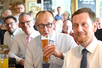Kretschmer: "Wir dürfen nicht nur einfach reflexartig von einer Brandmauer sprechen" - Hier zusammen im Juni 2022 bei einer Wahlkampfveranstaltung in Dresden: der Bundestagsabgeordnete Lars Rohwer, Dresdens CDU-Chef Markus Reichel, Bundeschef Friedrich Merz und Sachsens Landeschef Michael Kretschmer (von links).
