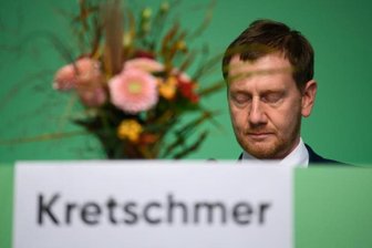            Michael Kretschmer (CDU) sitzt auf dem Landesparteitag der CDU Sachsen nach seiner Wiederwahl hinter seinem Blumenstrauß.