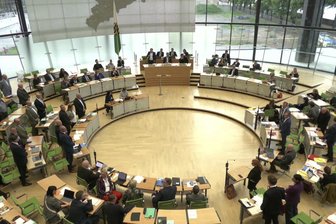 Kretschmers Minderheitskoalition in Sachsen erstmals überstimmt – mithilfe der AfD - Der Moment, als am Mittwochabend kurz vor 20 Uhr AfD, BSW und Grüne zusammen im Landtag für eine Mehrheit sorgten.