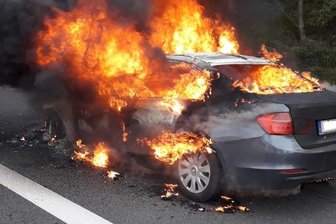 Kreuz Chemnitz: BMW steht auf der A 72 in Flammen - 