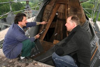 Kreuz soll Ende Juli wieder Kirchturm krönen - Bautenschutz- und Schädlingsbekämpfungsexperte Peter Engel sowie Architekt Thomas Hermann (v. l.) untersuchen den Pfaffrodaer Kirchturm auf Schädlingsbefall. 