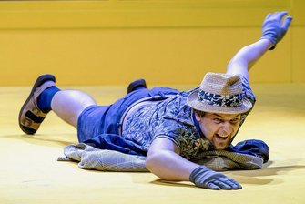 Kreuzfahrer auf Walfang: Regisseurin macht Orson Welles macht Moby Dick kaputt - Hobbysegler sorgt für Lacher: Marvin Thiede als Kreuzfahrtpassagier im Stück "Orson Welles probt Moby Dick". 