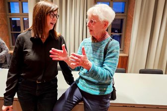 Kreuzfahrt mit der „Völkerfreundschaft“: Warum Autorin Kati Naumann diese Frau aus Mittweida gern früher getroffen hätte - Autorin Kati Naumann (li.) hat sich nach der Lesung mit Margot Oehmig über deren Erinnerungen an die Fahrt mit der MS „Völkerfreundschaft“ ausgetauscht.