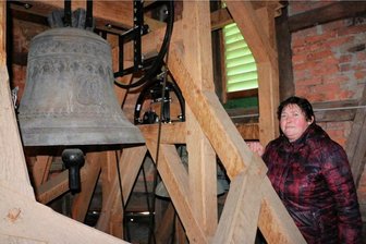 Kreuzkirche in Ebersgrün vor dem Verfall gerettet - Fördervereinschefin Andrea Kunstmann zeigt den sanierten Glockenstuhl.