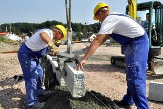 Kreuzung in Rodewisch im September fertig - Zurzeit werden im Kreuzungsbereich der Teilortsumgehung Rodewisch die Randborden gesetzt. Die Bauarbeiten sollen im September beendet werden.