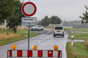 Kreuzung zwischen Schönberg und Pfaffroda: Warum die Sperrscheiben erst mit Verspätung verschwinden - Aufgrund der Regenfälle blieben die Vollsperrscheiben länger an der Kreuzung in Schönberg stehen.