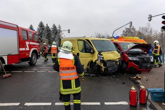 Kreuzungscrash an B 169 in Rebesgrün: Zwei Transporter kollidieren an Ampel -