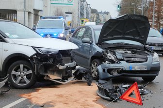 Kreuzungscrash in der Chemnitzer Innenstadt fordert Verletzte - Zu einem Frontalzusammenstoß ist es am Mittwoch auf der Chemnitzer Clausstraße gekommen.