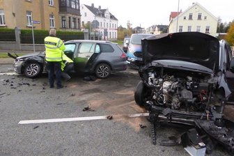 Kreuzungscrash mit drei Fahrzeugen in Crimmitschau - 