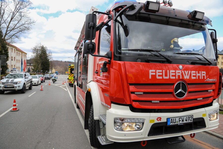Kreuzungsunfall in Aue: Peugeot fängt Feuer, zwei Menschen verletzt - Zwei Autos sind aus bislang unbekannter Ursache zusammengestoßen. Daraufhin stieg aus einem der Pkw Rauch. Ein Mensch wurde schwer, ein anderer leicht verletzt.