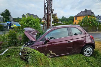 Kreuzungsunfall in Chemnitz: Elfjähriges Kind an Haltestelle erfasst - Eines der am Unfall beteiligten Autos landete abseits der Straße an einem Zaun.