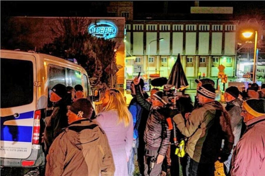 Kriebethal: 28 Teilnehmer bei Versammlung "Nein zum Heim" - Am 27. Januar in Kriebethal: Beim Rundgang einer AfD-Demonstration trafen die Teilnehmer vor der Unterkunft auf Gegendemonstranten.