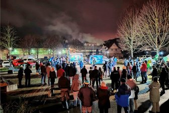 Kriebethal: AfD mobilisiert gegen geplante Unterkunft für Geflüchtete - Die AfD mobilisierte ihre Anhänger auf dem Parkplatz oberhalb der Rollschuhbahn. 