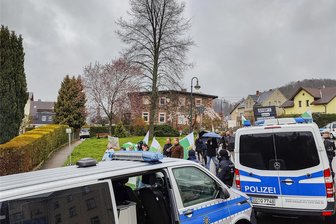 Kriebethal: Rechtsextreme Parteien nutzen den Unmut gegen untergebrachte minderjährige Flüchtlinge für eigene Zwecke - Die als rechtsextrem eingestufte Kleinstpartei „Freien Sachsen“ hatte gegen die Unterbringung von ausländischen Jugendlichen in Kriebethal auch noch demonstrierte, nachdem diese bereits eingezogen waren - hier im April 2023.