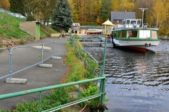 Kriebstein: Betreiber verschiebt Talsperren-Sanierung - Im kommenden Jahr wird das Wasser der Talsperre Kriebstein doch nicht wie erwartet abgelassen. Denn die Sanierung der Staumauer ist um ein Jahr verschoben worden. Doch hier am Hafen der Talsperre soll die marode Ufermauer saniert werden. Dieses Bauprojekt könnte auch bei normalen Wasserpegel ausgeführt werden. 