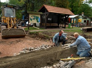 Kriebstein blockt Sachsenkreuz-Projekte - 
              <p class="artikelinhalt">Statt Geld für die Tourismuswerbung innerhalb des Städtebundes Sachsenkreuz auszugeben, investiert es die Gemeinde lieber in Infrastrukturprojekte, wie beispielsweise in den Bau dieses Buswendeplatzes in Kriebstein. </p>
            