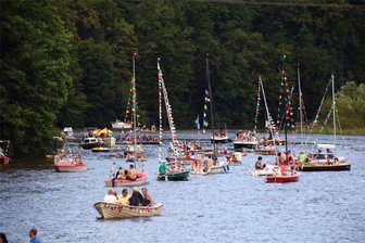 Kriebstein: Bunt geschmückte Bootsparade startet zum Talsperrenfest - Viele bunt geschmückte Boote werden wieder zu bestaunen sein.