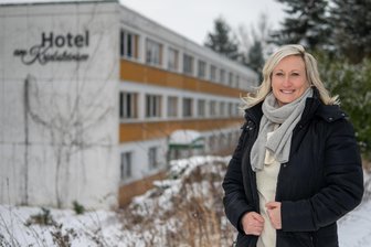 Kriebstein: Drei Millionen Euro Gewerbesteuer – wohin fließt der unerwartete Geldsegen? - Maria Euchler vor einem ihrer „Sorgenkinder“: Um das Hotel „Am Kriebsteinsee“ läuft noch ein Rechtsstreit, den die Kommune mit ihrem früheren Pächter führt.