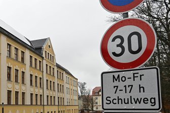 Kriebstein: Neue Tempo-30-Zonen und häufigere Kontrollen auf Hauptverkehrsstraßen in Reichenbach und Kriebethal - So wie am Mittweidaer Gymnasium ausgeschildert, sollen auch in Kriebsteiner Ortsteilen Tempo-30-Schilder aufgestellt werden.