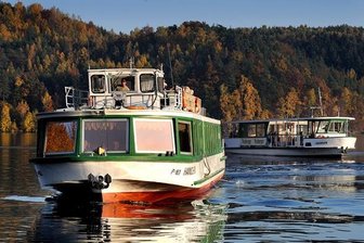Kriebstein-Talsperre: Schiffe fahren länger - Die letzten Ausflugsboote der Saison sind noch bis Anfang November auf der Talsperre Kriebstein in der Herbstsonne unterwegs.