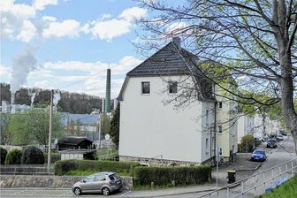 Kriebstein testet neue Konzepte gegen Wohnungsleerstand - An der Rotdornstraße in Kriebethal plant die Gemeinde neue Wohn- und Vermietungsformen. Ein Haus (Bildmitte) ist für Familienwohnungen vorgesehen, ein anderes soll für Coworking und Seniorenwohnen umgebaut werden. Foto: Rita Türpe
