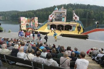 Kriebstein: Vorstellung "Eine Nacht in Venedig" fällt aus - Mehr als 600 Besucher verfolgten die Premiere des Stücks "Eine Nacht in Venedig" an der Seebühne Kriebstein.