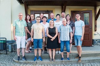 Kriebstein: Wer vertritt künftig die Bürgermeisterin? - Der neue Gemeinderat von Kriebstein, von links nach rechts: Sven Knechtel, Kate Wolf, Richard Rost, Monika Schlimpert, Bürgermeisterin Maria Euchler, Katja Baumann, Jürgen Filz, Cornelia Konert, Daniel Postelt. Dahinter von links: Joachim Schulze, Jens Lowag, Michael Fuhse und Sven Förster.
