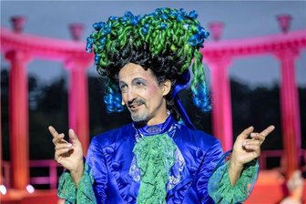 Kriebstein: Wie der Bettelstudent auf der Seebühne schwitzt - Unter der Perücke wird es warm: Frank Unger als Bettelstudent auf der Seebühne Kriebstein.
