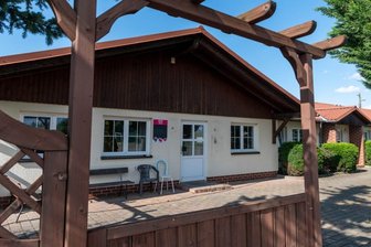 Kriebstein will Bowlingbahn sanieren - In diesem Gebäude am Sportplatz in Ehrenberg befindet sich die Bowlingbahn, die saniert werden soll.
