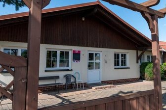 Kriebstein will Bowlingbahn sanieren - In diesem Gebäude am Sportplatz in Ehrenberg befindet sich die Bowlingbahn, die saniert werden soll.