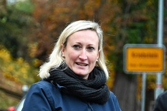 Kriebsteiner Räte entscheiden über Ortsteil-Zusammenschlüsse - Maria Euchler, Bürgermeisterin der Gemeinde Kriebstein, steht hier am Burgberg.