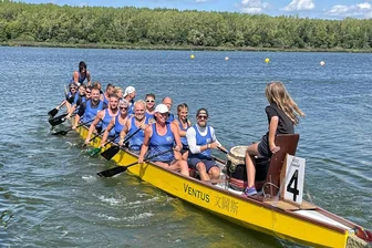 Kriebsteinsee erwartet einzigartiges Drachenboot-Spektakel - Steve Heidner (vordere Reihe 4. v. r.) sitzt sonst mit dem Paddel eher im hinteren Teil des Drachenbootes. Doch bei dieser Aufnahme mit einem Mixed-Team ist er ganz vorn zu sehen.