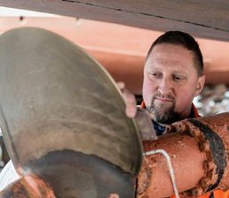 Kriebsteinsee: Schiffsfahrt wird nicht teurer - Hafenmeister Andreas Weczerek bei der Kontrolle einer Fahrgastschiff-Schraube .