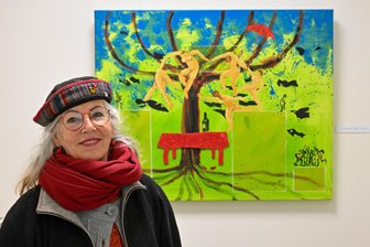 Krieg, Frieden und ein Sarg: Künstlerin Martina Schubert bringt Farbe ins Rathaus Lichtenau - Die Leipziger Künstlerin Martina Schubert ist für eine Ausstellung im Rathaus Lichtenau in ihre Heimat Auerswalde zurückgekehrt. Das Foto entstand vor dem Bild, das ihren Lieblingsplatz im Garten zeigt, wo sie mit Freunden noch heute gern feiert.