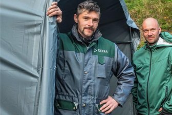 Krieg in der Ukraine: Erzgebirger stemmen dank Spenden weiteren Hilfstransport - Kai Semmler (l.) und Jan Wätzig haben erneut Hilfsgüter nach Polen gebracht, von wo aus die Waren weiter in die Ostukraine gefahren werden. 