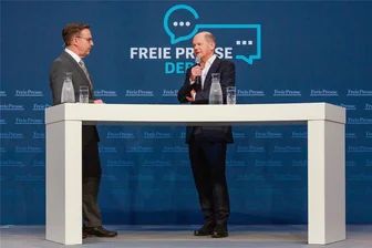 Krieg in der Ukraine: Kanzler Scholz schließt weitere Gespräche mit Putin nicht aus - Bundeskanzler Olaf Scholz (SPD, rechts) stellte sich am Freitagabend im Chemnitzer Veranstaltungszentrum „Kraftverkehr“ den Fragen von „Freie Presse“-Chefredakteur Torsten Kleditzsch – und den Fragen der Leser.
