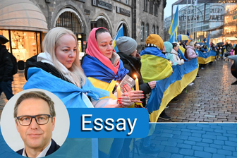 Solidarität mit der Ukraine: Chemnitzer gedenken mit einer Lichterkette an den Beginn des russischen Angriffskrieges vor einem Jahr.