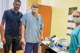 Krieg in der Ukraine: Wie eine Mittweidaer Ärztin ihren Hilfseinsatz in Kiew schildert - Nataliya Schreiber-Tereshchenko (r.) übergibt in der Kiewer Klinik für Traumatologie das Arthroskopie-Sets, das mit Spenden aus Mittweida und Dresden angeschafft werden konnte. 